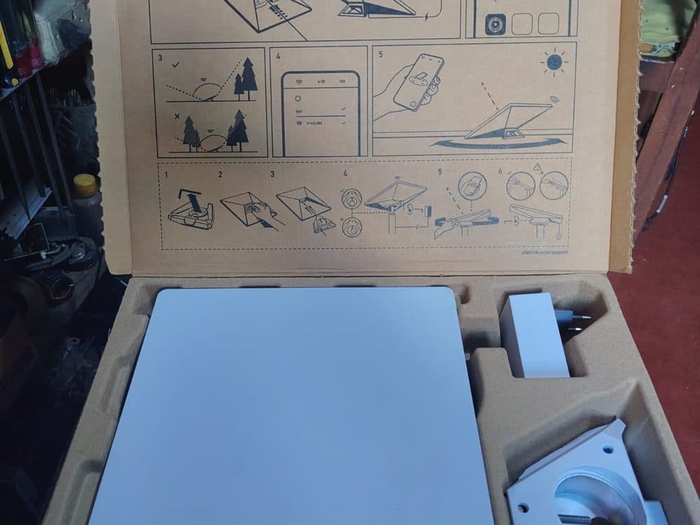 Kit de internet satelital Starlink recién abierto en el taller