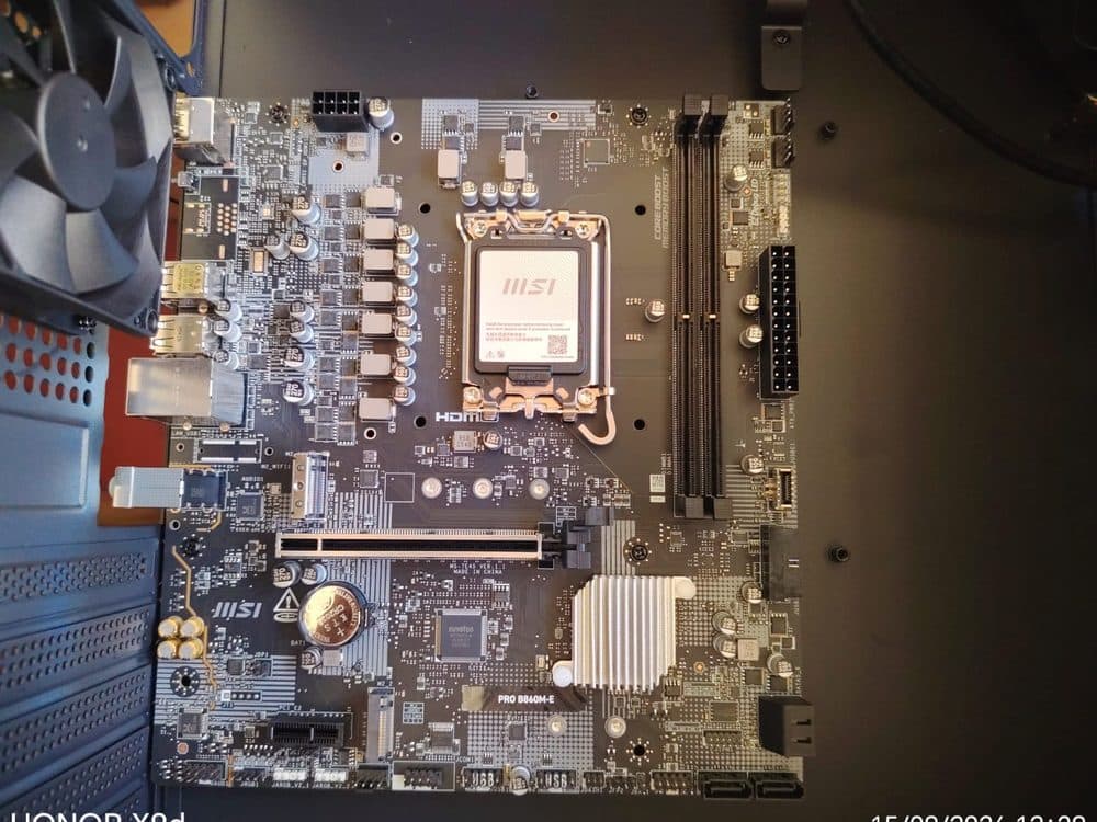 Placa madre MSI preparada en el taller para el armado de un equipo