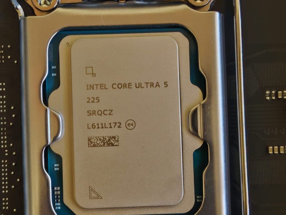 Procesador Intel Core Ultra 5 montado en el zócalo de la placa