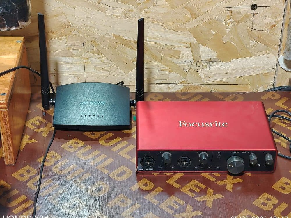 Router WiFi de doble banda con antenas externas sobre un escritorio