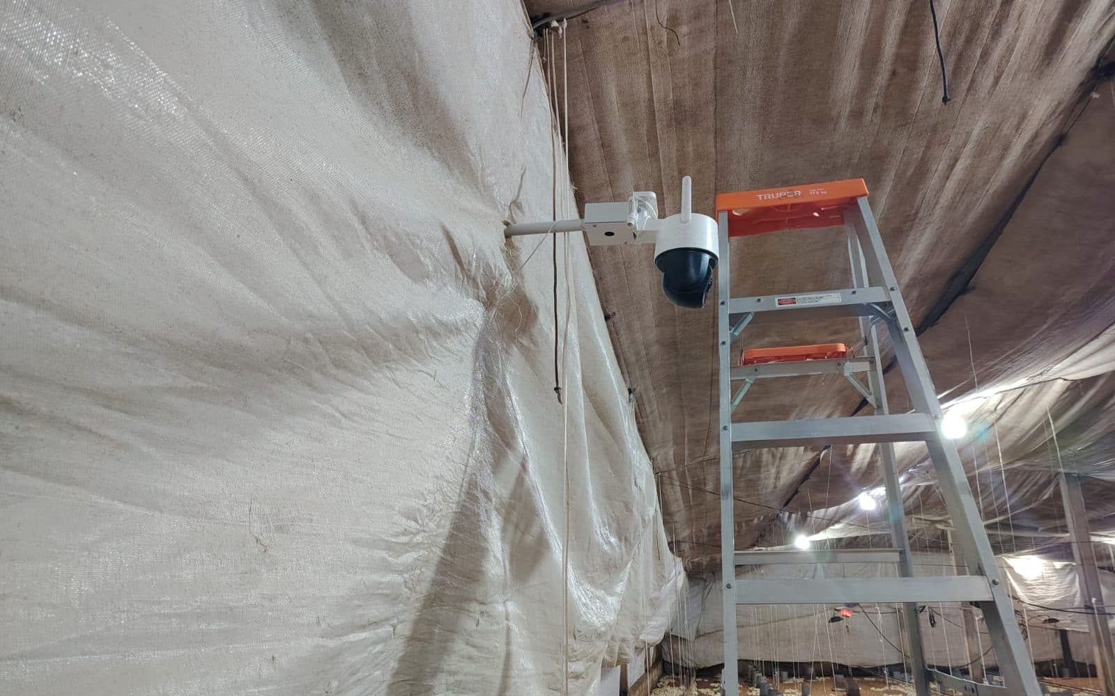 Instalación de una cámara domo sobre escalera dentro de una nave de gran altura