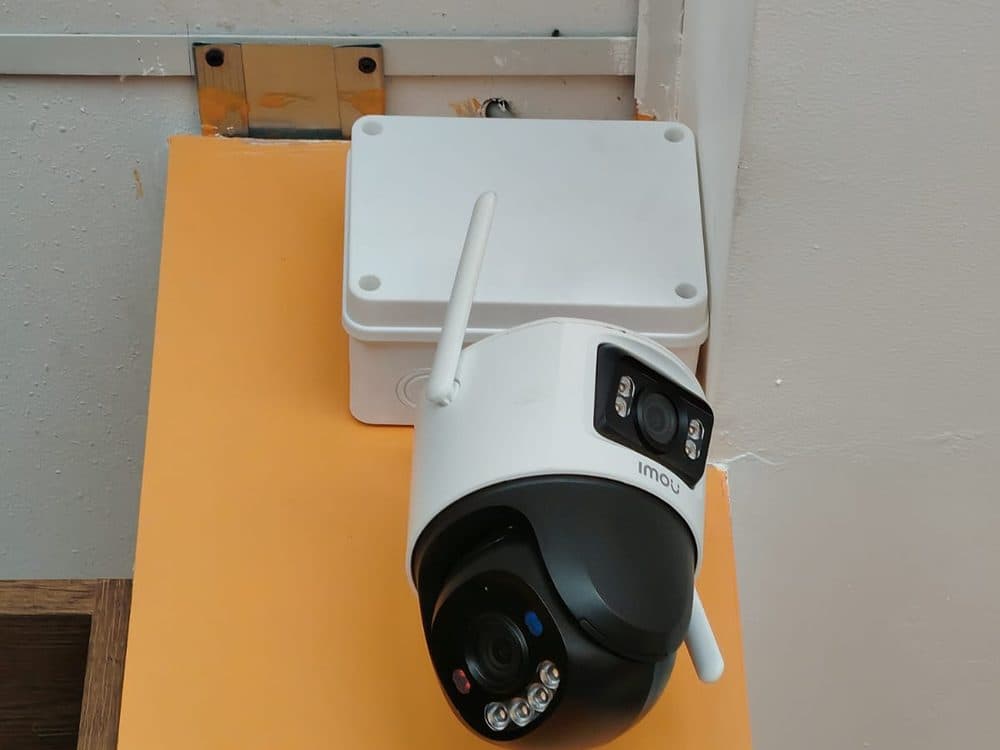 Cámara PTZ WiFi con antenas, preparada antes de su instalación