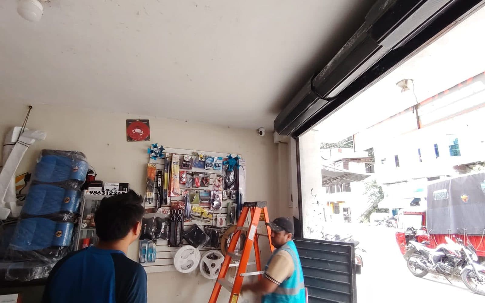Equipo de Shiro Telecom trabajando dentro de un local comercial abierto