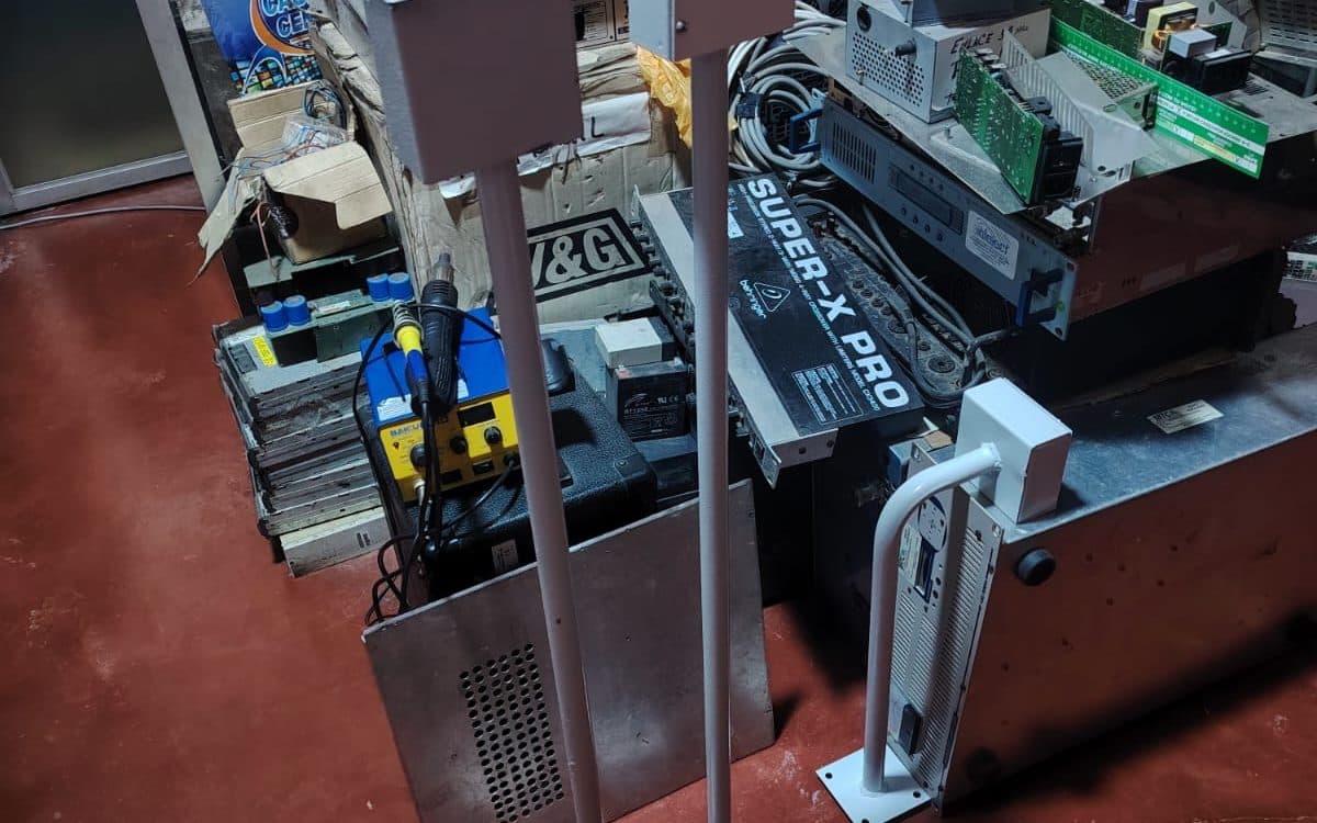Banco de trabajo de Shiro Telecom con equipos y herramientas de reparación