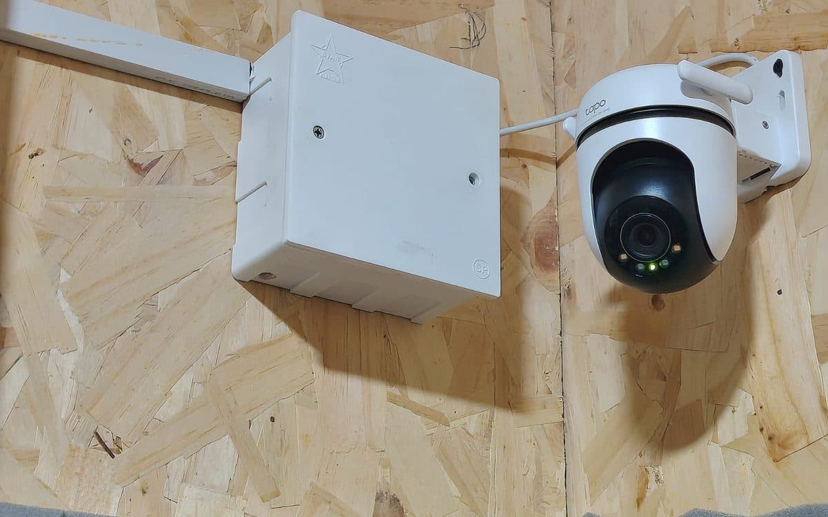 Cámara motorizada y caja de conexiones instaladas en una pared exterior