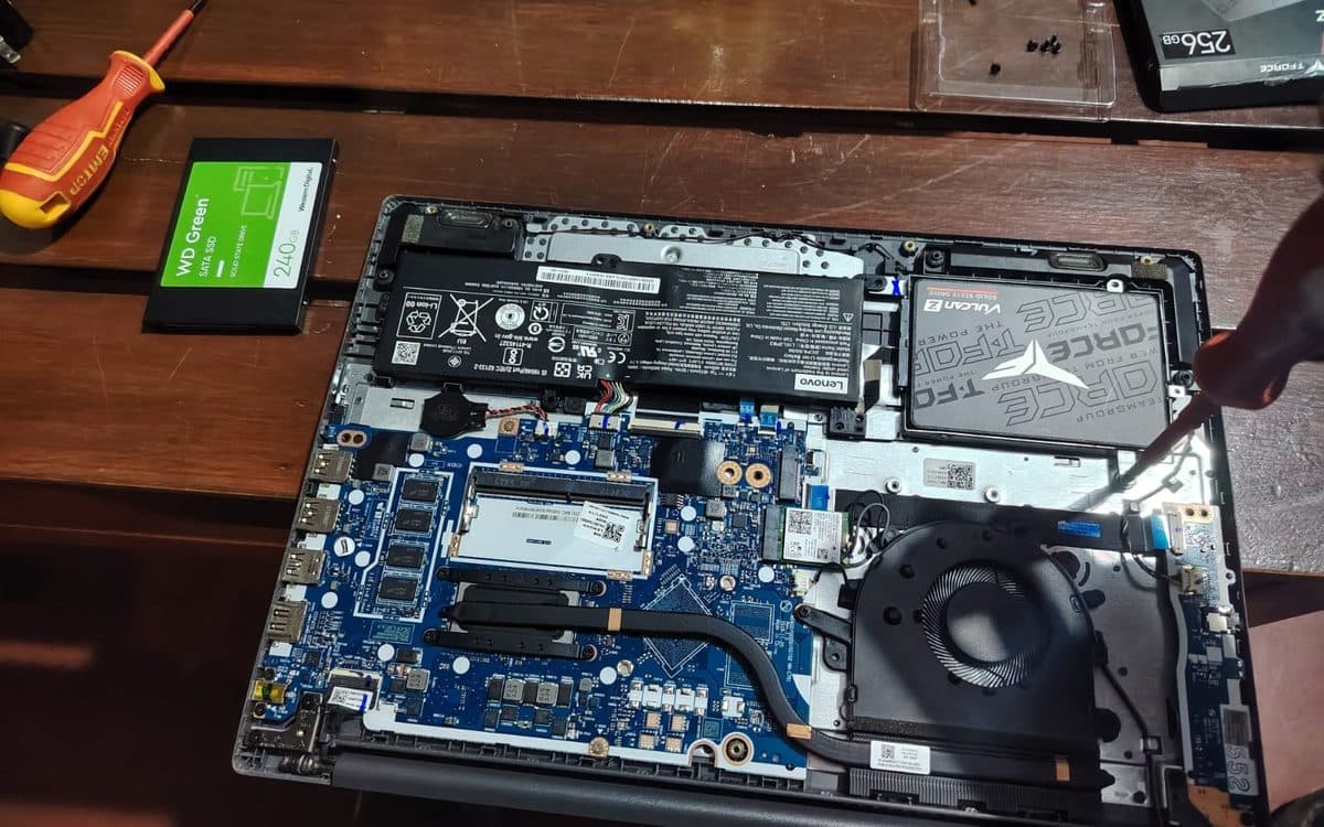 Laptop abierta en el taller durante una ampliación de almacenamiento