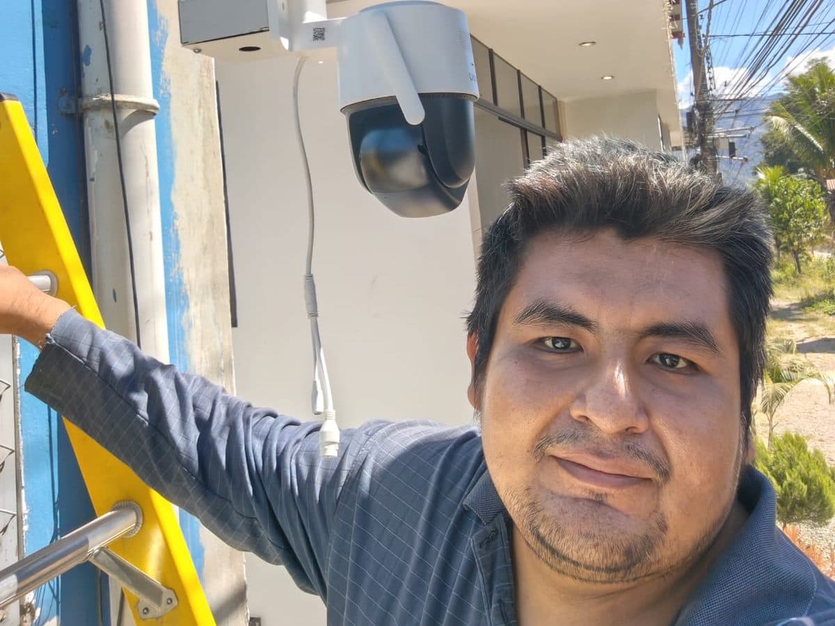 Técnico de Shiro Telecom junto a una cámara motorizada recién instalada